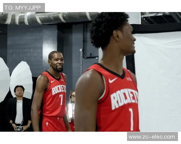 火箭队与雷霆队激战正酣NBA精彩对决引发球迷热议